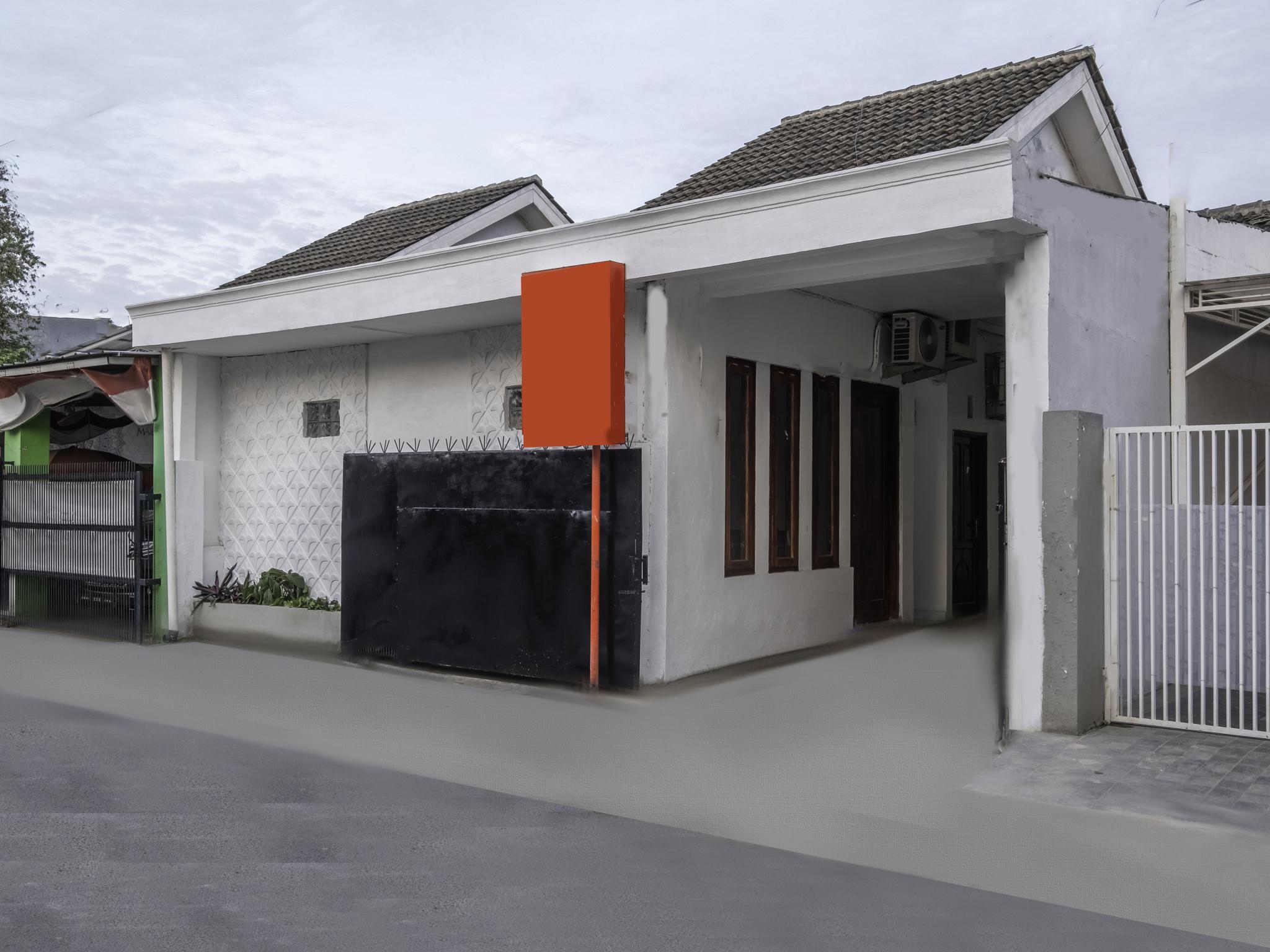Oyo Life 2391 Baladewa Residence Syariah Karawang Exterior photo